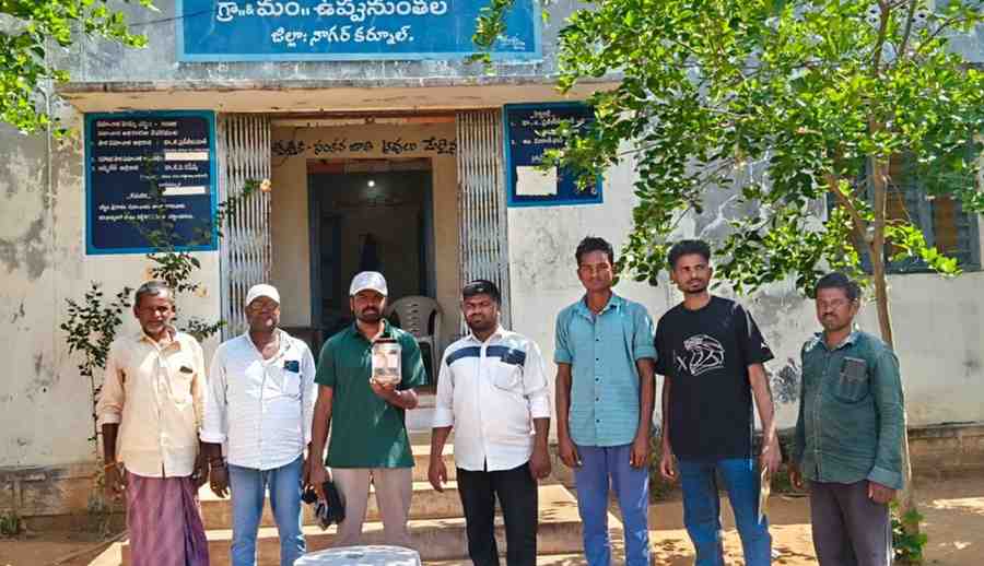 ఉప్పునుంతల పశు వైద్యశాలలో నాగుపాము: సురక్షితంగా బంధించిన స్నేక్ క్యాచర్ సుమన్