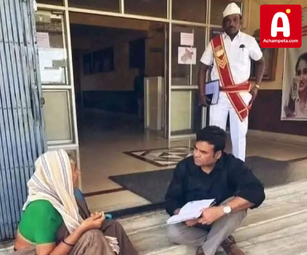 భూపాలపల్లి కలెక్టర్ మానవత్వం; వృద్ధురాలితో మెట్లపై కూర్చొని పింఛన్ సమస్య పరిష్కారం!