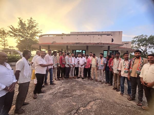 అమ్రాబాద్ మన్ననూర్ 30 మంది BRS నాయకులు కాంగ్రెస్‌లో చేరిక