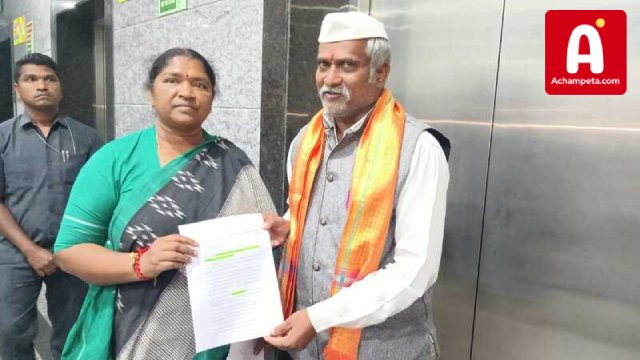 స్థానిక ఎన్నికల్లో ఇద్దరు పిల్లల నిబంధన రద్దు చేయాలి; మంత్రి సీతక్కకు వినతిపత్రం